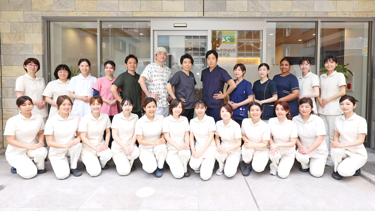 患者の悩みに寄り添うスタッフの集合写真