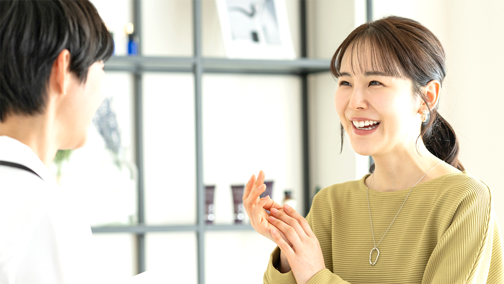 無料で矯正の相談ができて喜ぶ女性